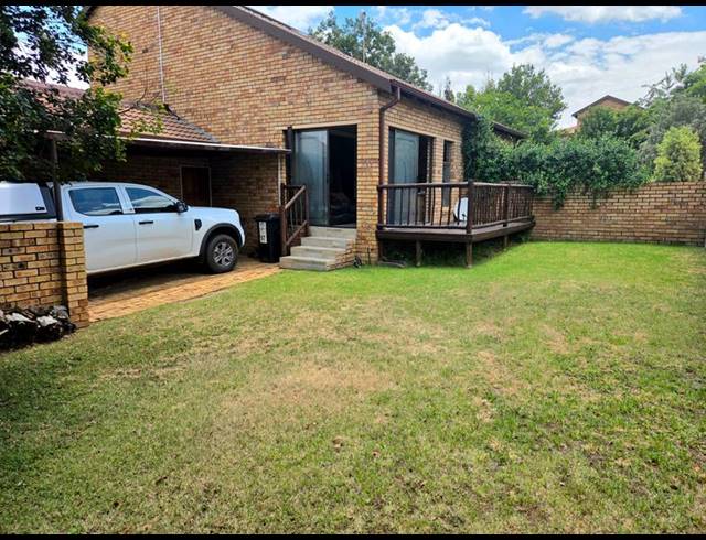 2 BEDROOM TOWNHOUSE FOR SALE IN ROOIHUISKRAAL NORTH